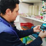 Personal técnico de Arcsa de Azuay detectó e inmovilizó cajas de preservativos reportados como robados en un local de Cuenca. /Foto Arcsa