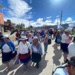 La marcha por el agua en Girón recorrió la avenida principal y llegó al centro cantonal cerca de las 10:00. /XCA