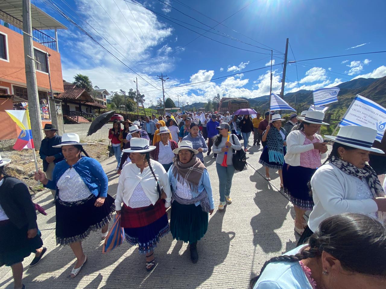 La marcha por el agua en Girón recorrió la avenida principal y llegó al centro cantonal cerca de las 10:00. /XCA