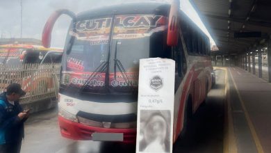 El conductor de bus de transporte intercantonal que intentaba cubrir la ruta Cuenca – Paute, está detenido por conducir ebrio. /Foto EMOV