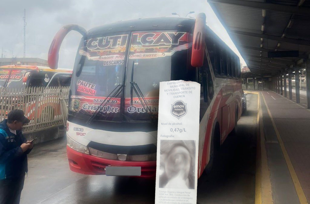 El conductor de bus de transporte intercantonal que intentaba cubrir la ruta Cuenca – Paute, está detenido por conducir ebrio. /Foto EMOV