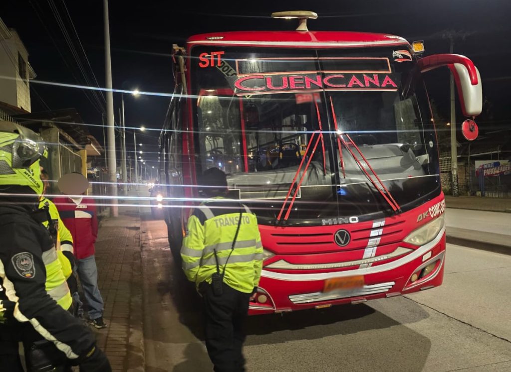 La noche del lunes 6 de octubre de 2025, la EMOV aplicó las primeras multas a los buses de transporte urbano que no brindaron el servicio. /Foto EMOV