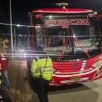 La noche del lunes 6 de octubre de 2025, la EMOV aplicó las primeras multas a los buses de transporte urbano que no brindaron el servicio. /Foto EMOV