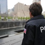 Buscan a migrante ecuatoriano que saltó de patrullero de migración y escapó.