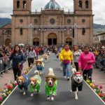 Una pasarela retro de perritos se prevé en Casa San José de Cuenca para cerrar el feriado. /Foto generada con IA