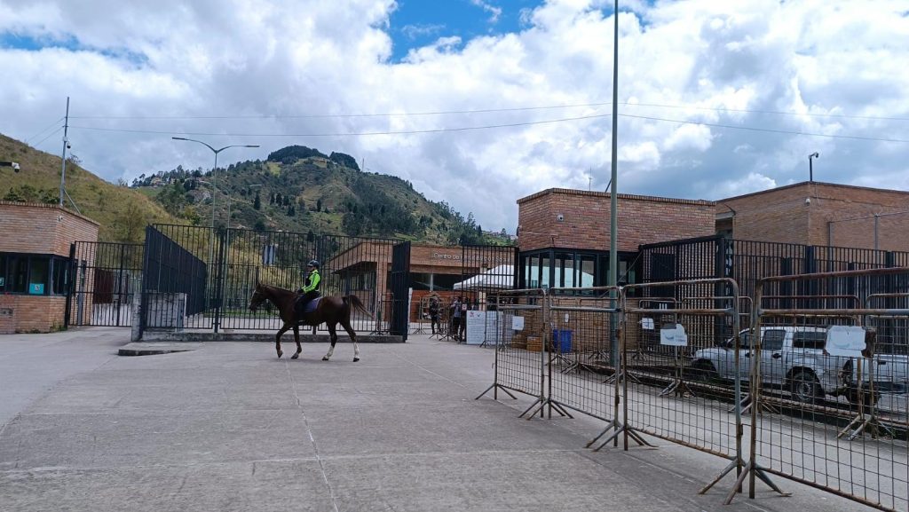 El Comandante de la Subzona de Policía de Azuay, Hugo Arroyo, dio detalles de las muertes violentas registradas al interior de la cárcel de Turi. /FCS