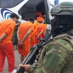 Un total de 128 personas privadas de la libertad llegaron desde El Oro hasta la cárcel de Turi, en Cuenca, según los militares. /Cortesía