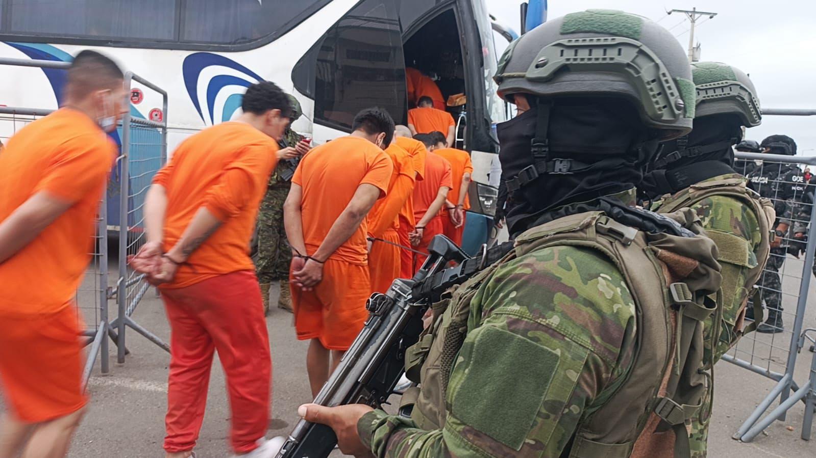 Un total de 128 personas privadas de la libertad llegaron desde El Oro hasta la cárcel de Turi, en Cuenca, según los militares. /Cortesía