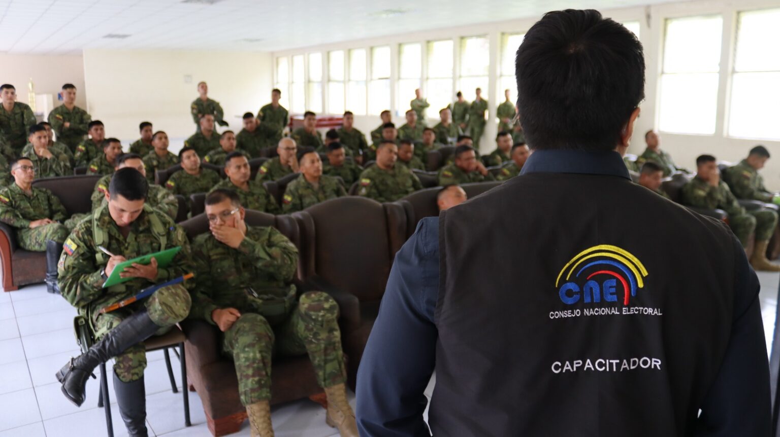 CNE Azuay capacita a policías y militares para el Referéndum y Consulta Popular 2025.