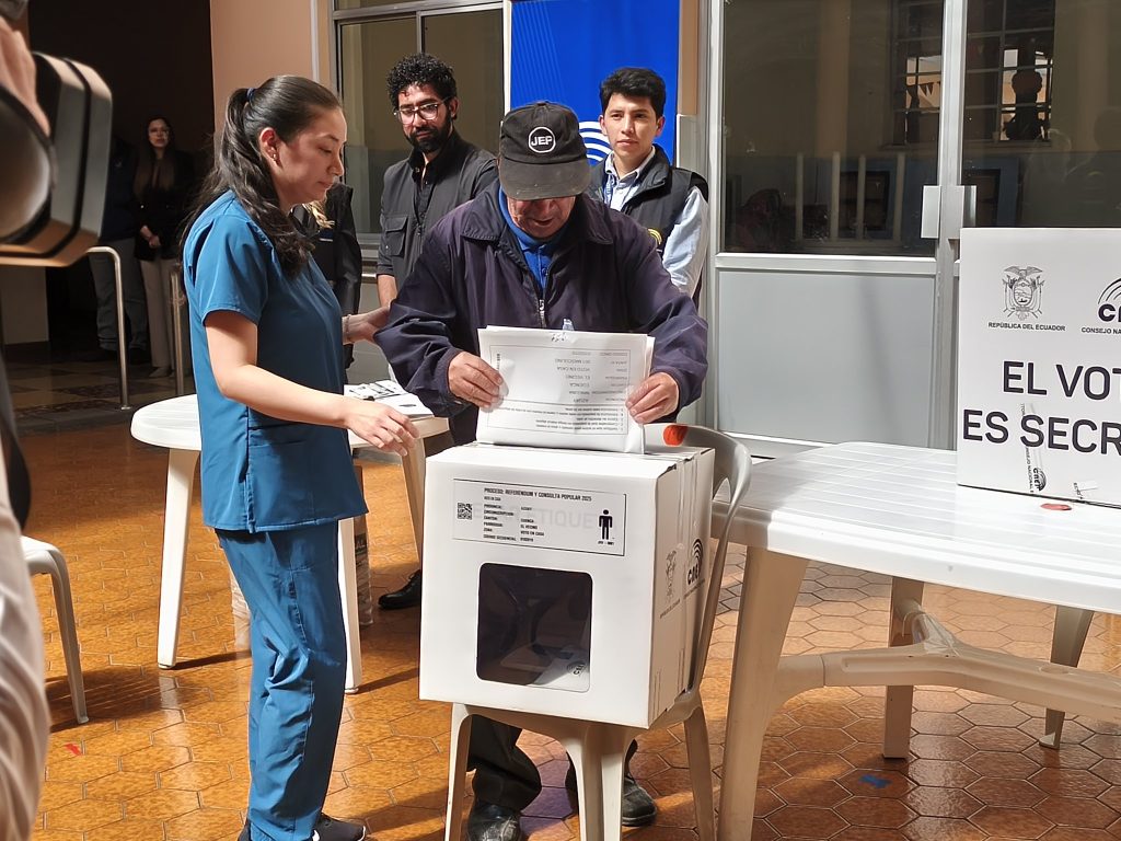38 personas votaron en sus casas en el Azuay. Este 15 inicia la distribución de los kit electorales.