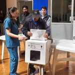 38 personas votaron en sus casas en el Azuay. Este 15 inicia la distribución de los kit electorales.