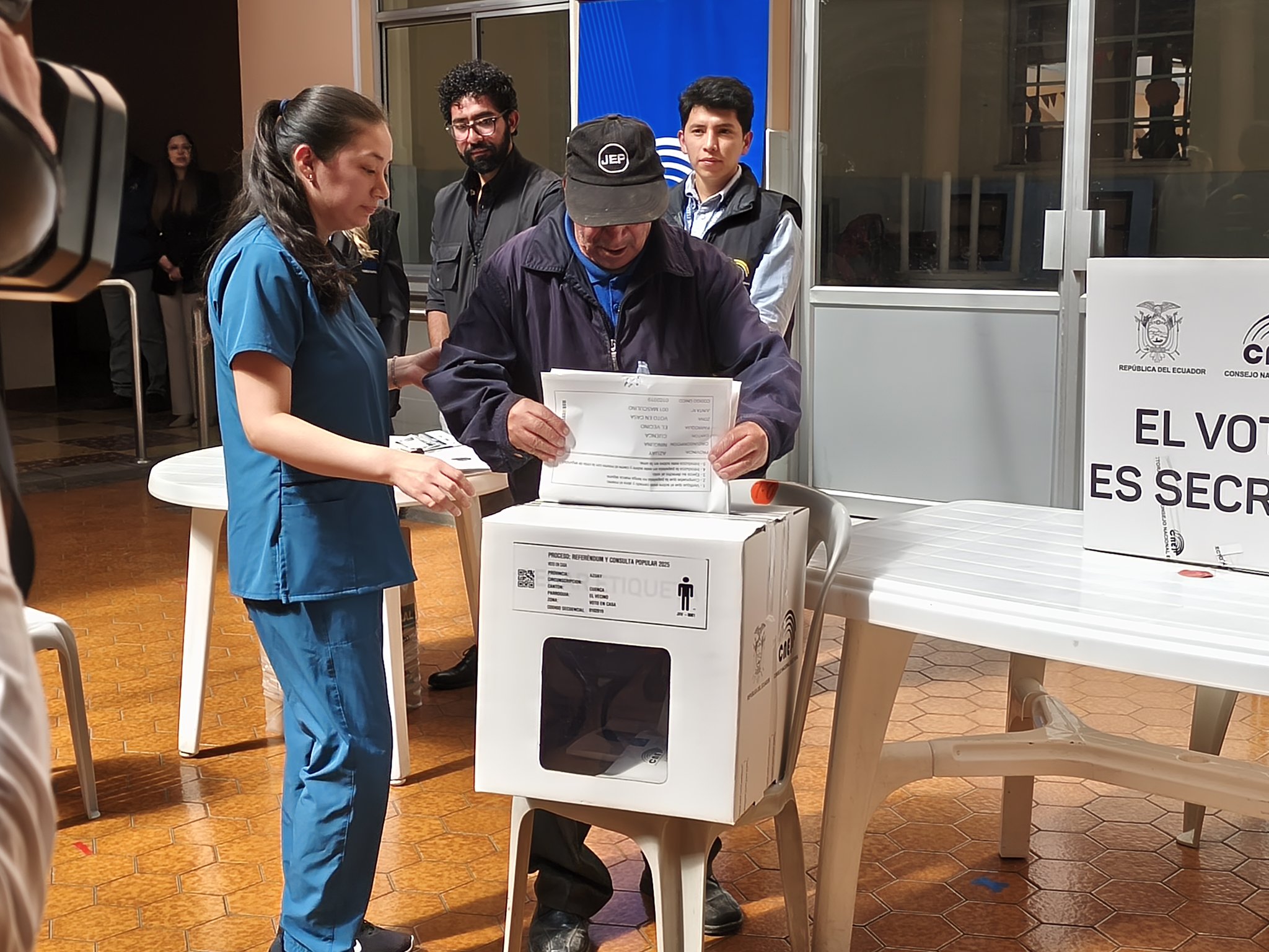 38 personas votaron en sus casas en el Azuay. Este 15 inicia la distribución de los kit electorales.