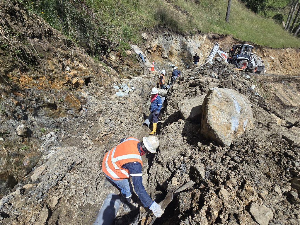 Personal de ETAPA EP realizó trabajos de reubicación de la tubería afectada. /Cortesía