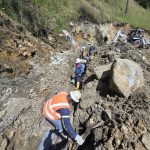 Personal de ETAPA EP realizó trabajos de reubicación de la tubería afectada. /Cortesía