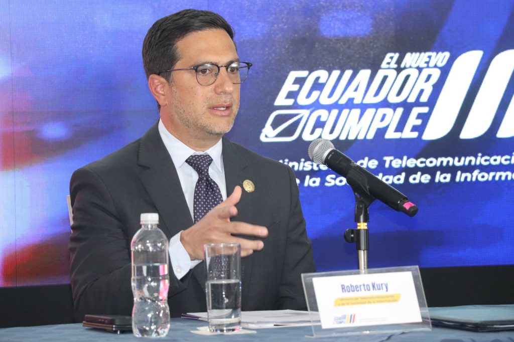 Roberto Kury explicó cuánto recibirá Ecuador por los contratos con Claro y Tigo.