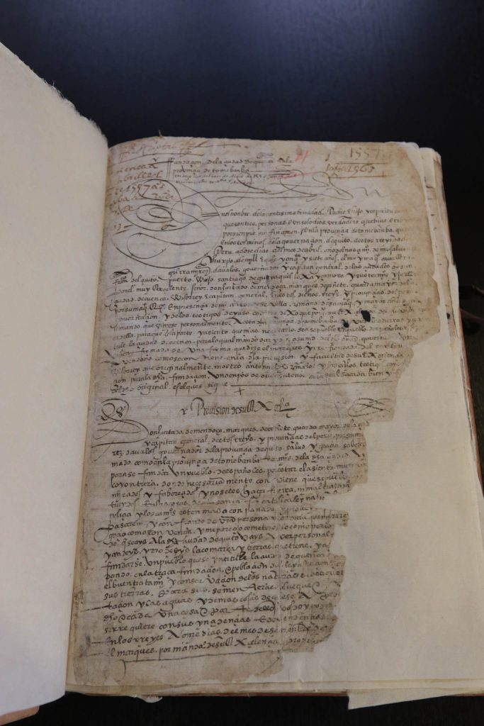 En el acta de fundación, Cuenca el nombre que
recibe la ciudad y no Santa Ana de los Ríos o Santa Ana de los
Cuatro Ríos, no obstante, se lo hace por tradición. 