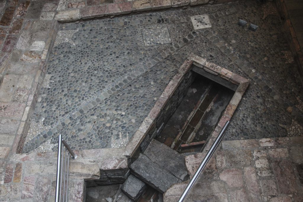 : En la actualidad se han revelado canales de agua
que dejan ver los usos que ha tenido a lo largo de la historia de la
ciudad actual. 