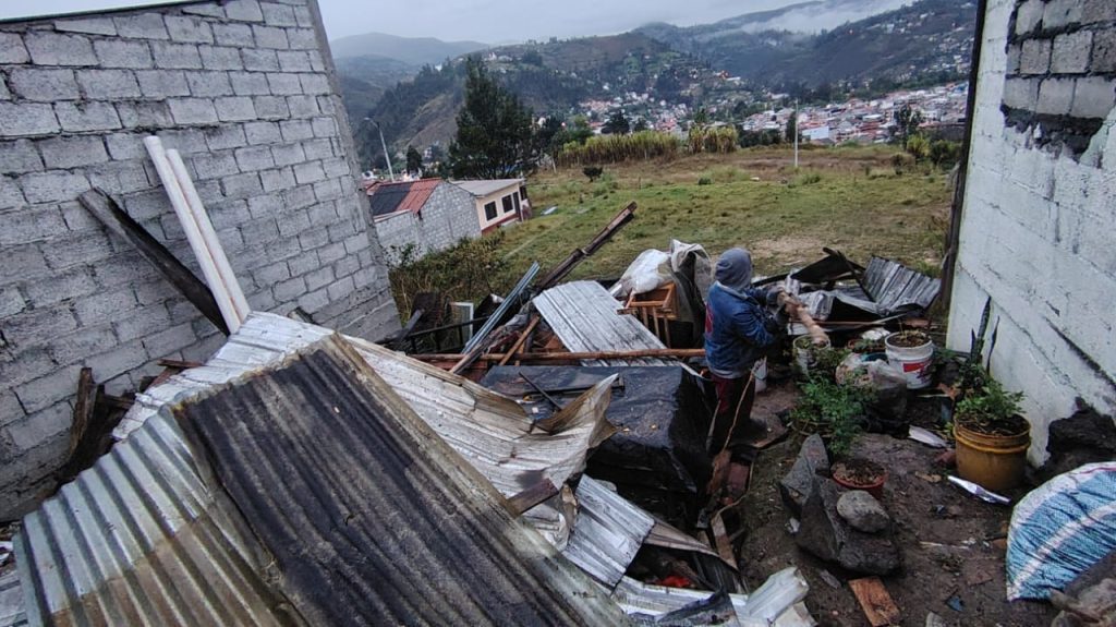 Así terminó la vivienda afectada por un incendio en el cantón Gualaceo. /Cortesía