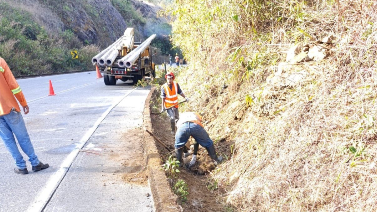 Hasta el 10 de diciembre se receptan las ofertas para la rehabilitación de la vía Cuenca – Molleturo – El Empalme. /Cortesía