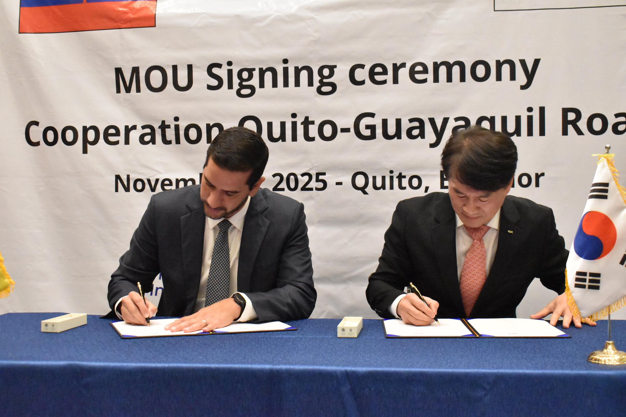 Roberto Luque y Chansu Reem firmaron el memorando de entendimiento. Foto: MIT