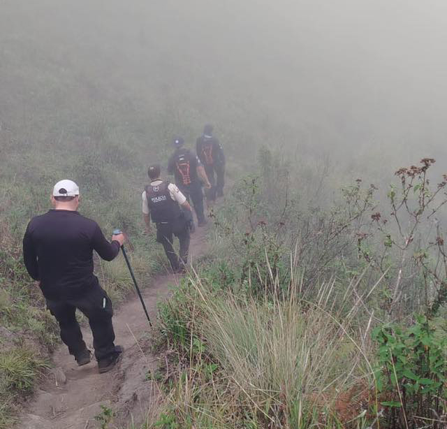 Decenas de personas han participado en la búsqueda del menor de edad. Foto: Bomberos Chunchi