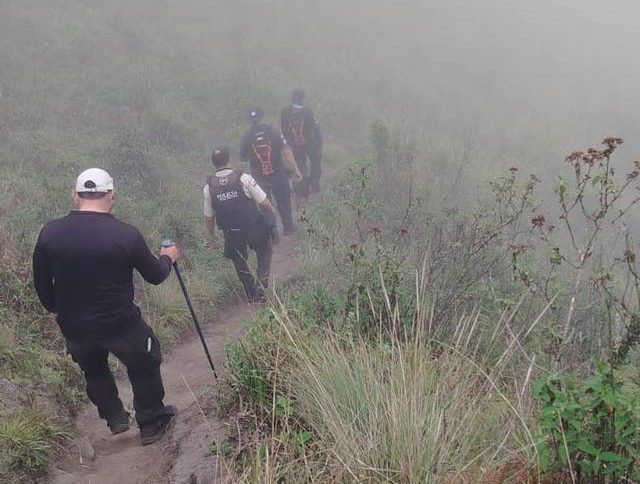 Decenas de personas han participado en la búsqueda del menor de edad. Foto: Bomberos Chunchi