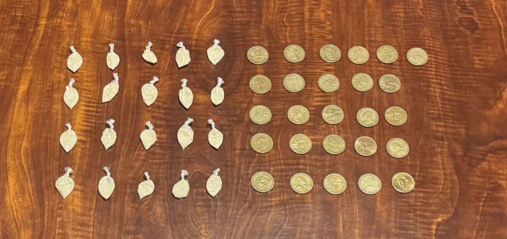 En el poder de la mujer detenida en Cuenca se encontró cocaína. Foto: Policía Nacional