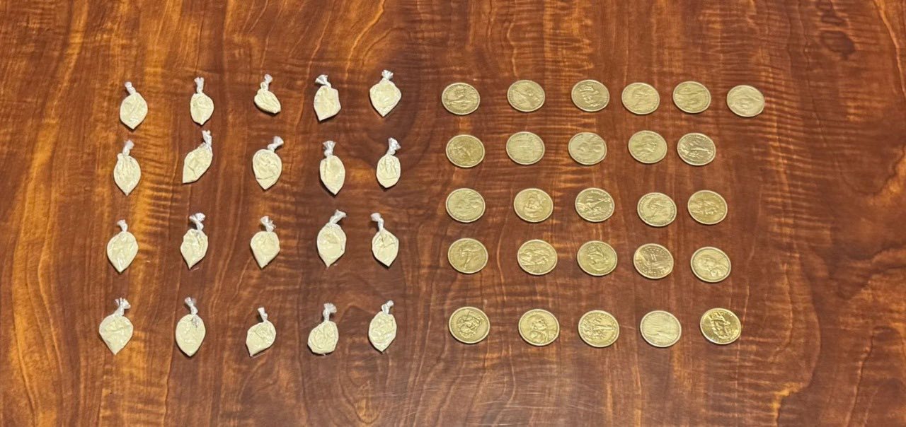 En el poder de la mujer detenida en Cuenca se encontró cocaína. Foto: Policía Nacional