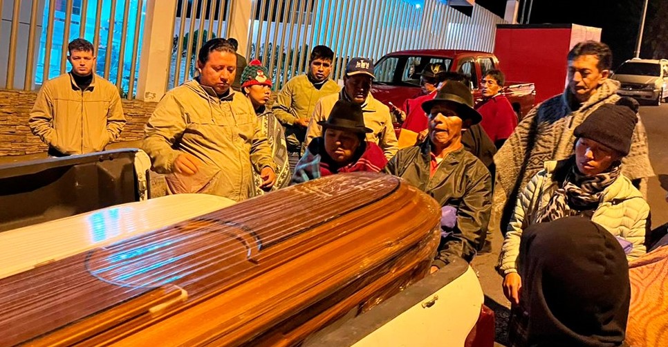 Familiares de los fallecidos llegaron hasta el hospital y la morgue de Ambato para identificarlos. Foto: Prefectura de Bolívar