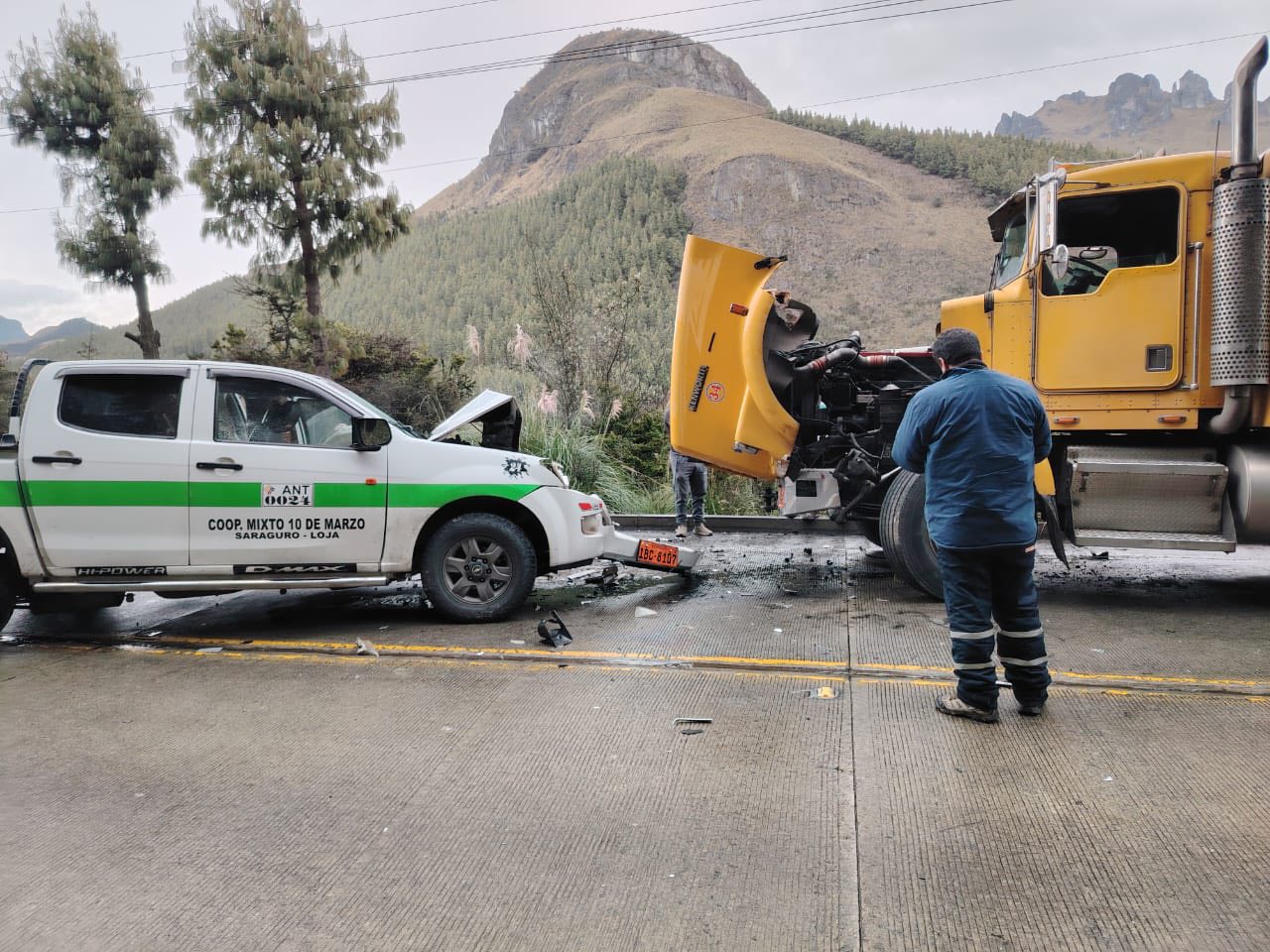 Una camioneta y un tráiler colisionaron esta tarde en el Cajas. Foto: ETAPA EP