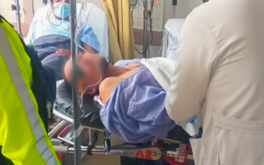 Hombre fue encontrado herido con un disparo de arma traumática en el centro de Cuenca.