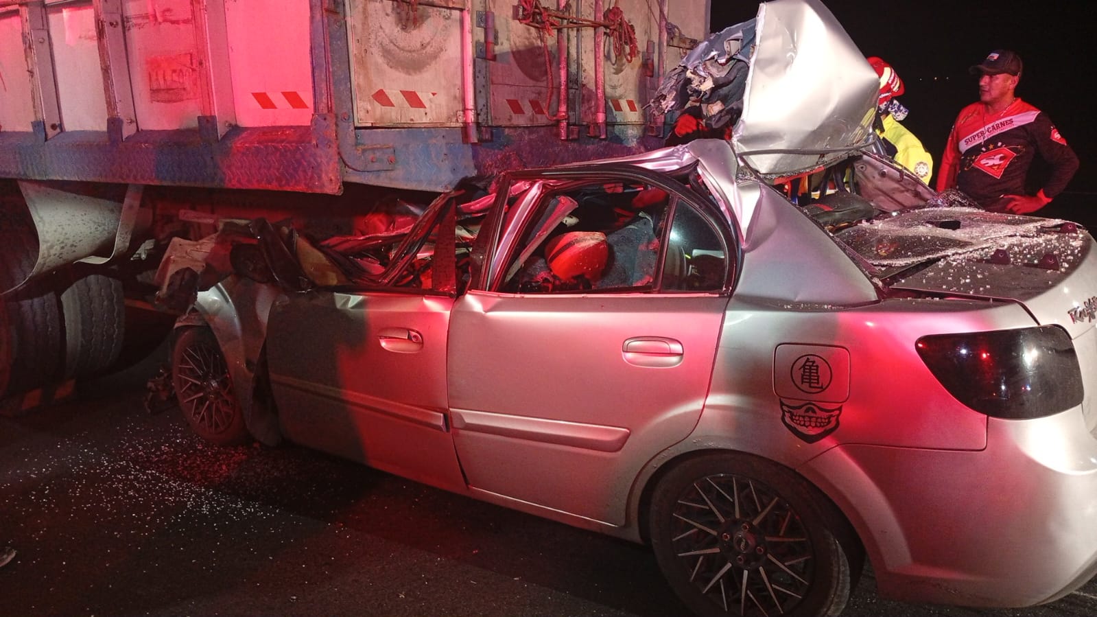 Tres policías murieron en un accidente cerca de Ponce Enríquez. Otro uniformados quedó herido.