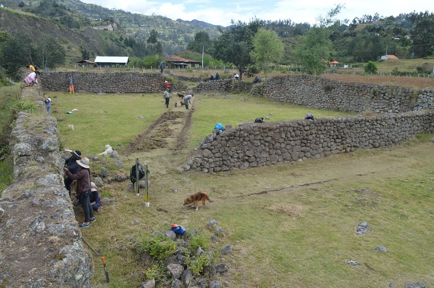 Minga para conservar el Complejo Arqueológico de Chobshi, en Sígsig.