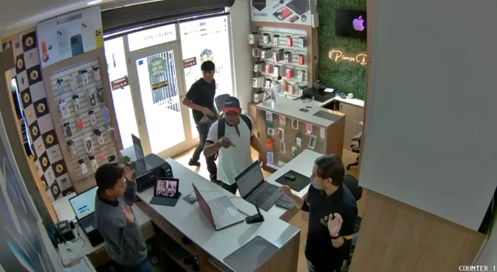 Delincuentes armados intentaron asaltar un local de venta de celulares junto a la Alianza Francesa.