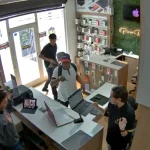 Delincuentes armados intentaron asaltar un local de venta de celulares junto a la Alianza Francesa.