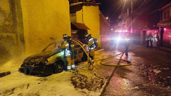 Un auto se incendió en Cuenca esta madrugada: ¿cuáles fueron las causas?