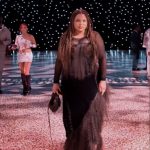 Karla Quiñonez León, estilista ecuatoriana radicada en Londres, crea y luce un vestido confeccionado con cabello.