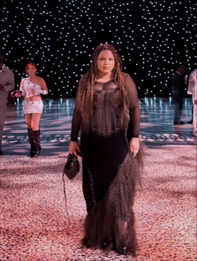 Karla Quiñonez León, estilista ecuatoriana radicada en Londres, crea y luce un vestido confeccionado con cabello.