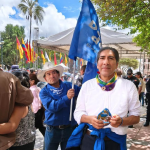 Un grupo de activistas acompañaron a las mujeres que recibirían la principal insignia por la conmemoración de los 205 años de Independencia de Cuenca. /PNH