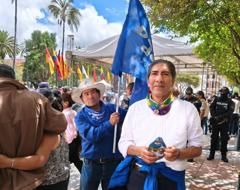 Un grupo de activistas acompañaron a las mujeres que recibirían la principal insignia por la conmemoración de los 205 años de Independencia de Cuenca. /PNH