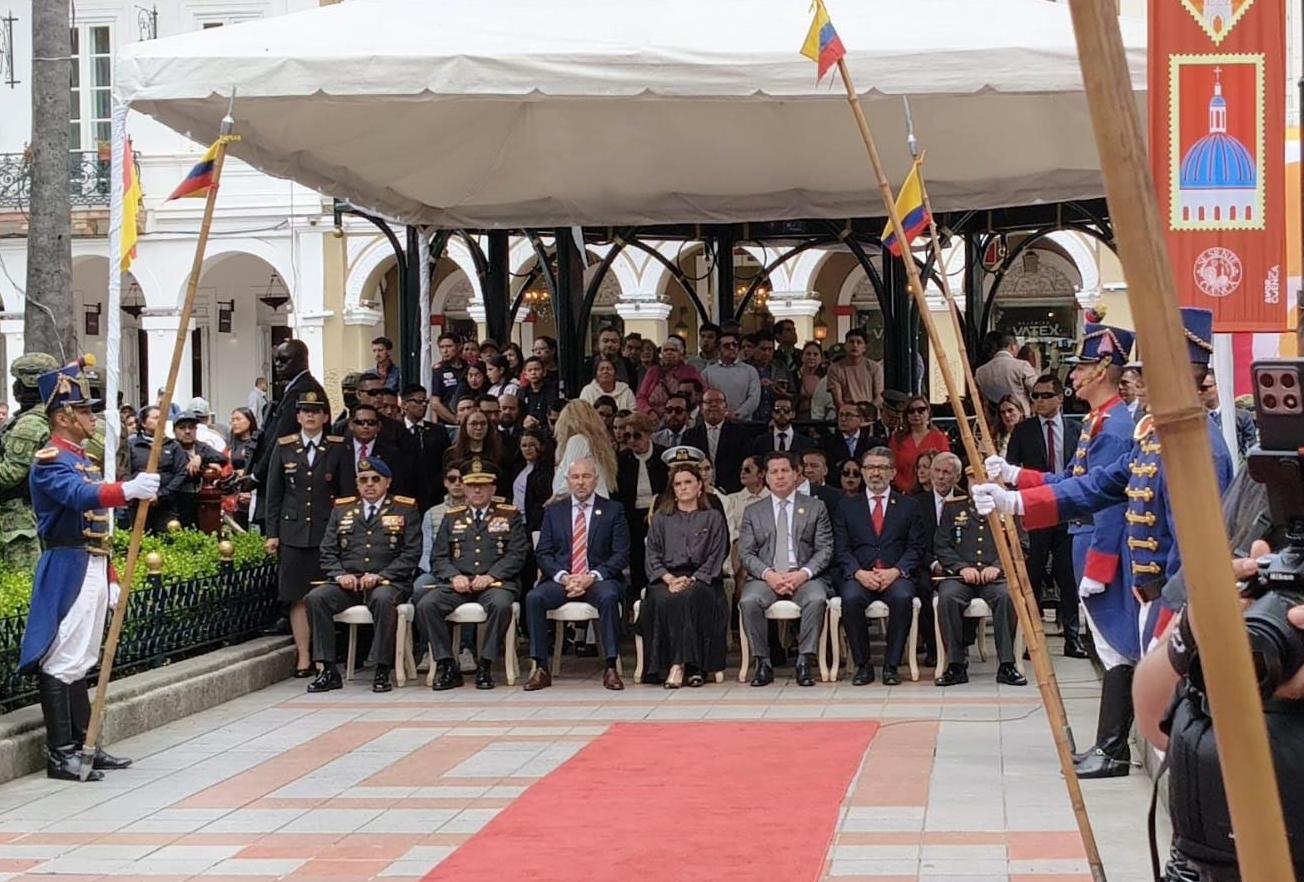 La vicepresidenta estuvo en Cuenca, pero no fue parte de la Sesión Solemne, únicamente entregó un arreglo floral a los pies del monumento a Abdón Calderón. /XCA