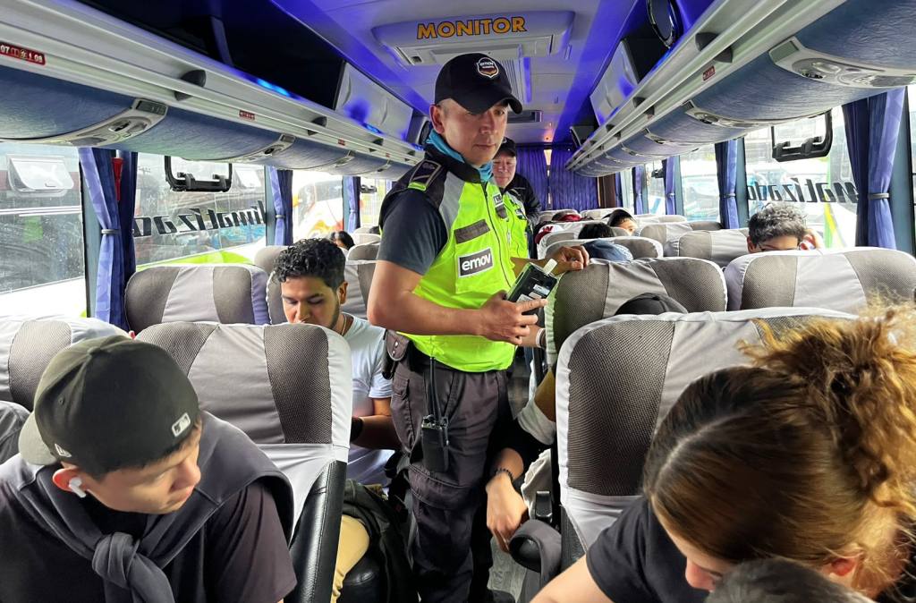 Durante el feriado por fiestas de Independencia de Cuenca llegaron muchos visitantes por la Terminal Terrestre de Cuenca. /Cortesía