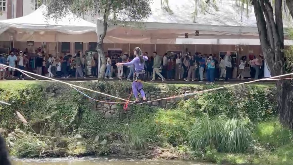 El ciudadano intentó cruzar el río Tomebamba al estilo slackline. /Cortesía