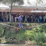 El ciudadano intentó cruzar el río Tomebamba al estilo slackline. /Cortesía