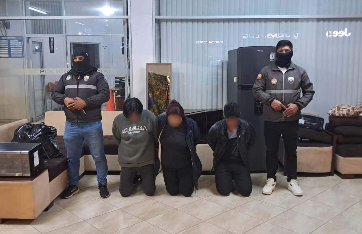 Los tres ciudadanos ingresaron a robar en un domicilio en Cuenca. /Fotos Policía Nacional