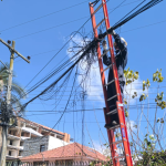 Personal de ETAPA retiró cables que no permitían una buena visibilidad en el sector de Puertas del Sol. /Cortesía