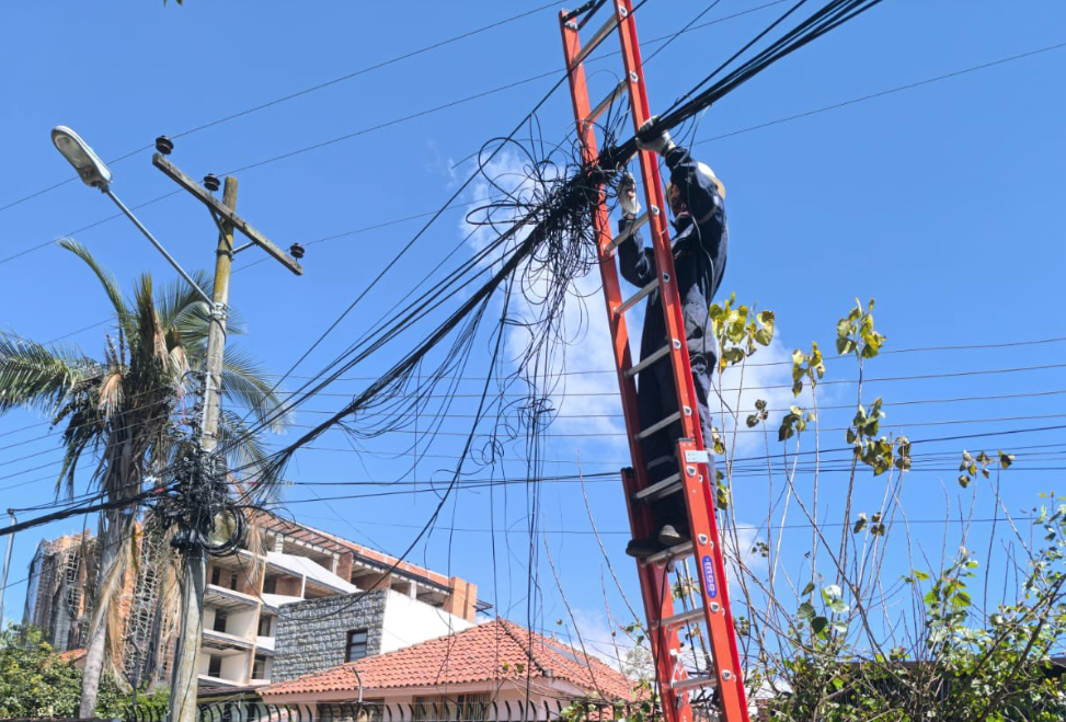 Personal de ETAPA retiró cables que no permitían una buena visibilidad en el sector de Puertas del Sol. /Cortesía