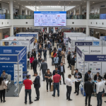 La Feria Nuevo Empleo llega a Cuenca este miércoles 12 de noviembre de 2025. En 2024 se llevó a cabo en la Universidad Católica, sede Cuenca. /Foto creada