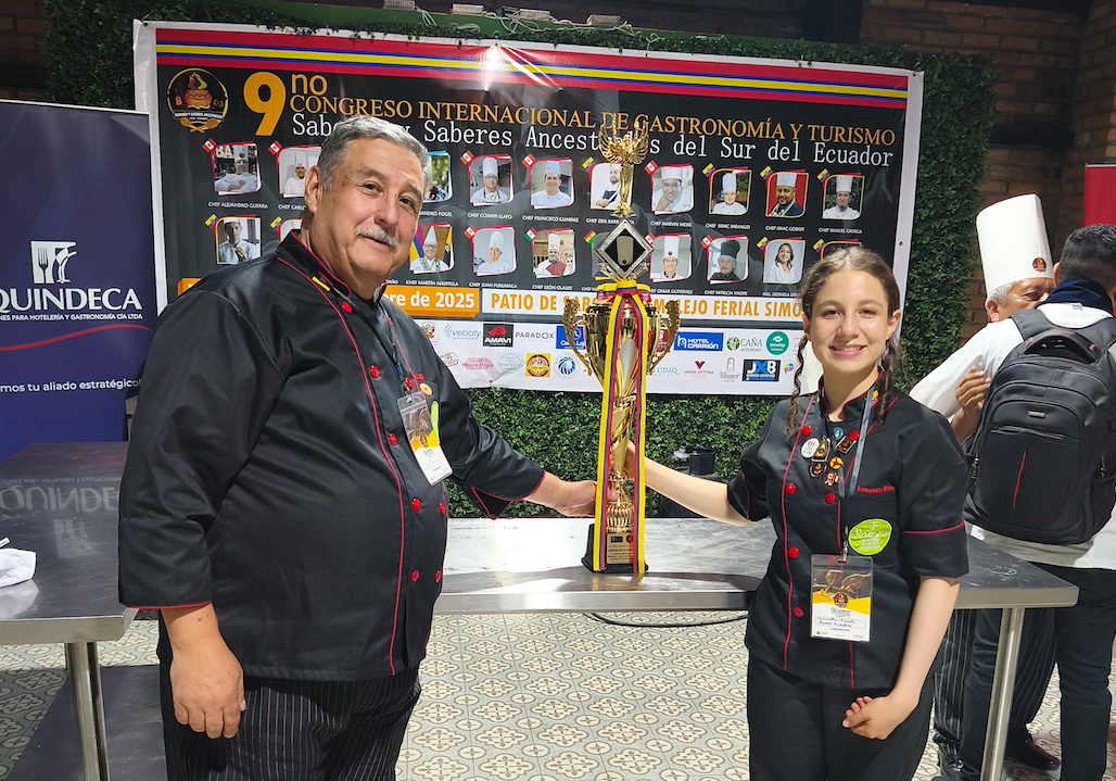 La joven Samantha Alonso Cordero (d) y su abuelo José ‘Tata’ Alonso Gallardo junto al trofeo y los diplomas obtenidos en Loja.