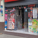 Delincuentes robaron tienda y bazar en el centro de Cuenca.